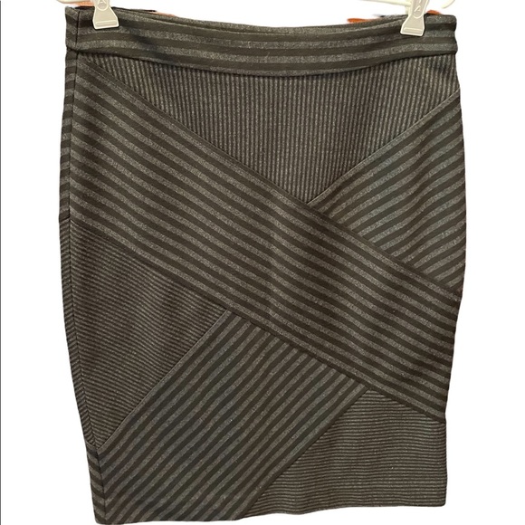 Grace Elements Dresses & Skirts - NWOT Grace Elements Woman’s geometric‎ black and gray striped skirt size 6